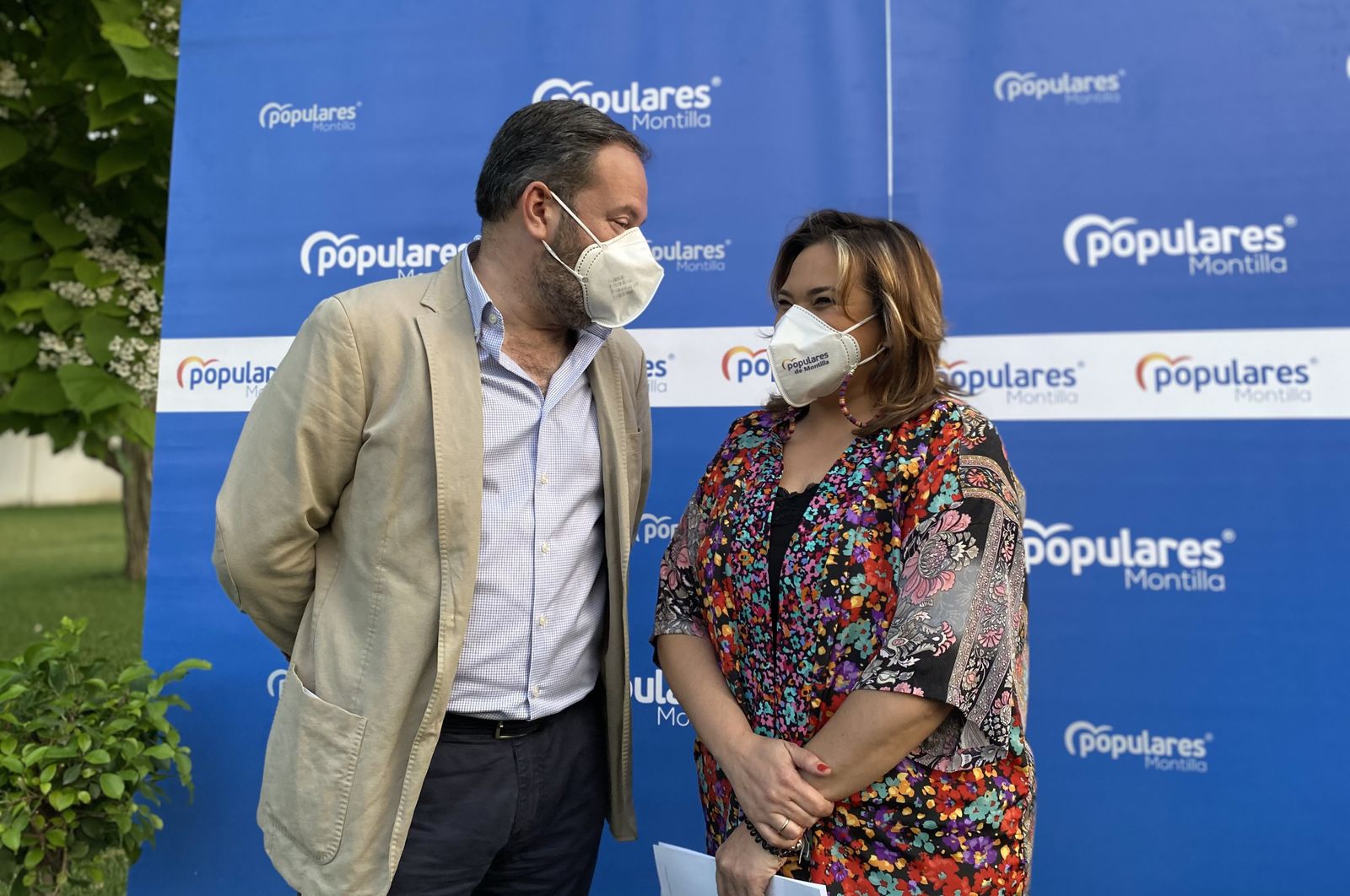 Auxiliadora Moreno, arropada por Adolfo Molina.