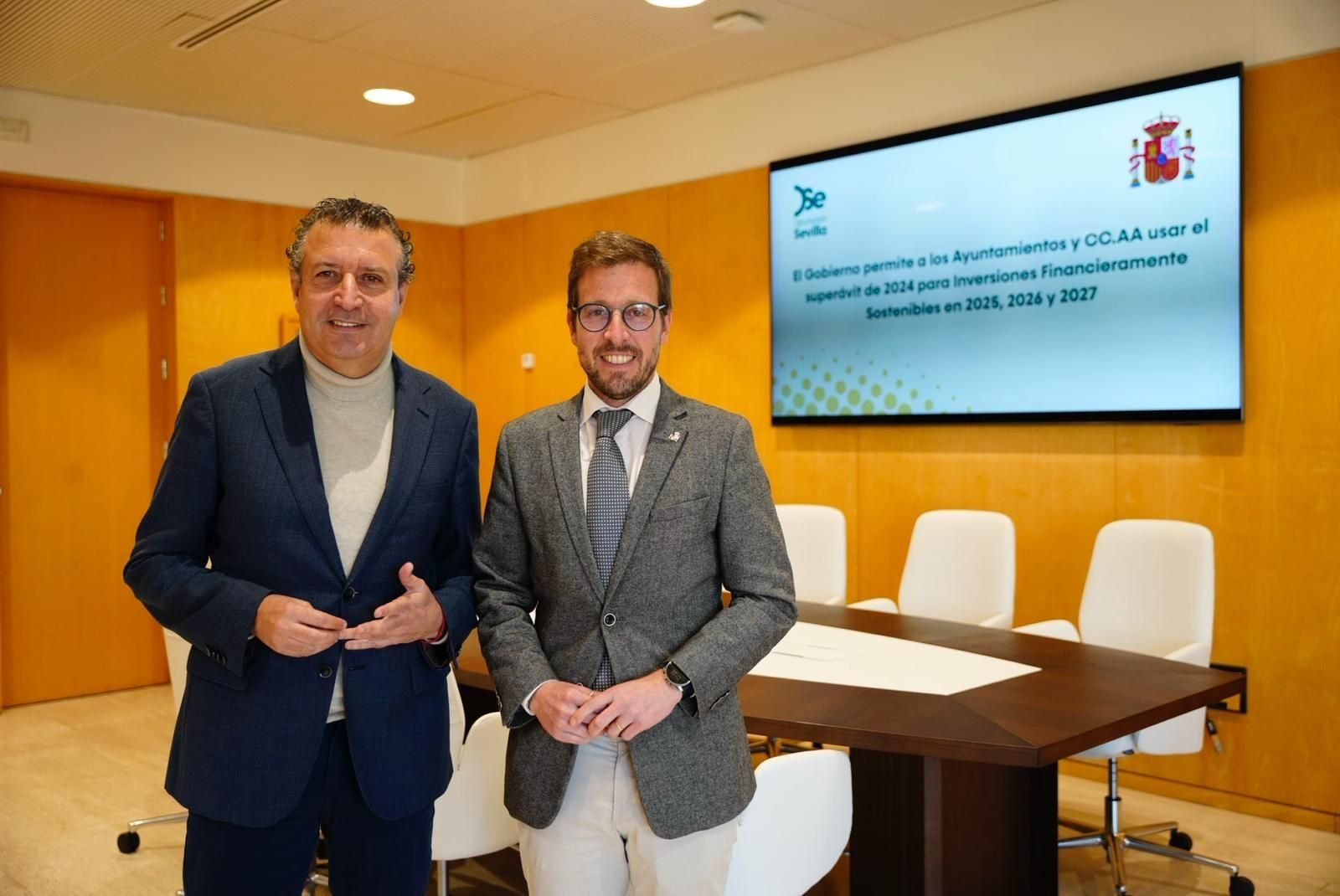 El presidente de la Diputación, Javier Fernández, y el subdelegado del Gobierno en Sevilla, Francisco Toscano.