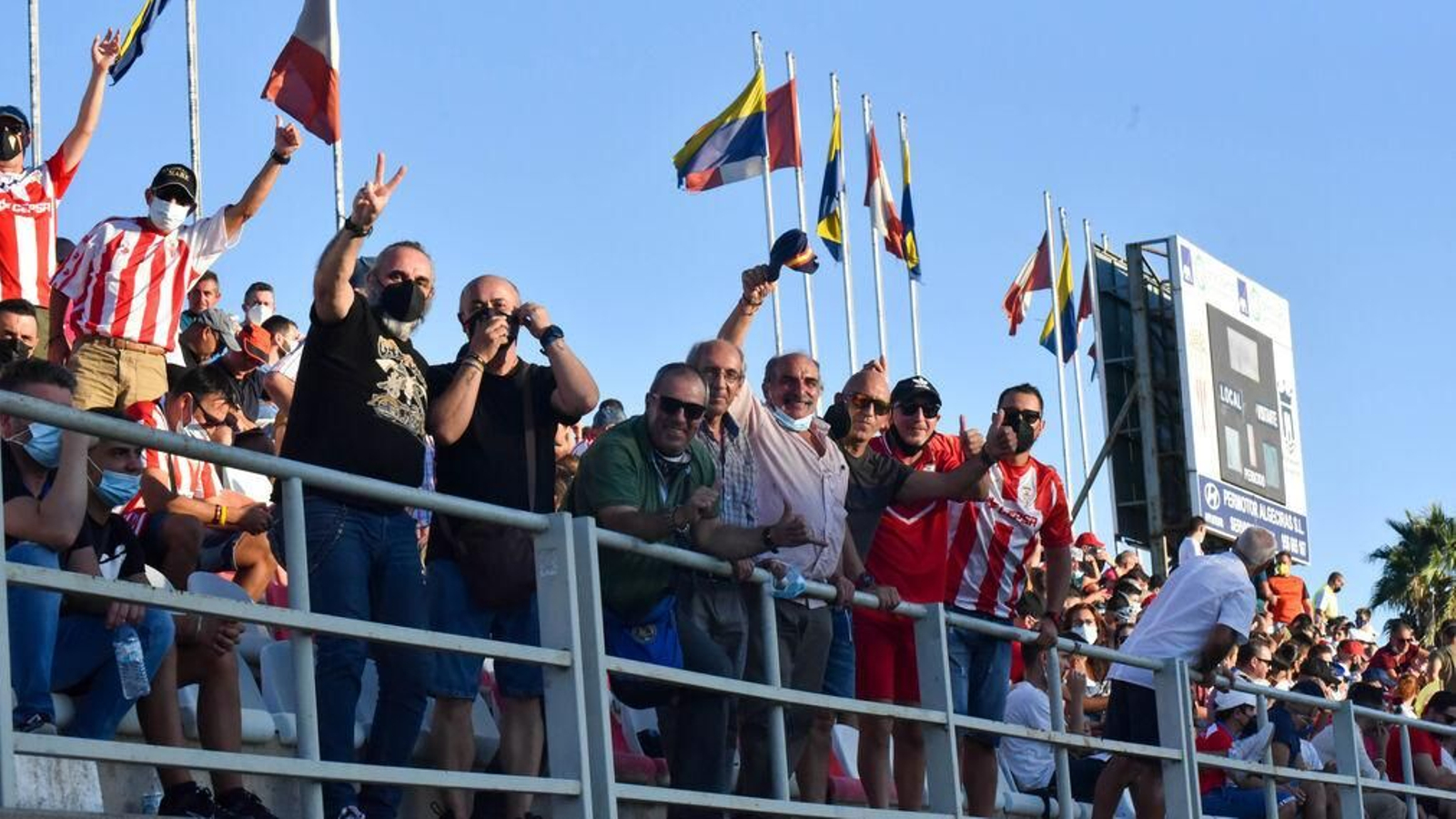 Un grupo de hinchas de la Preferencia saluda.