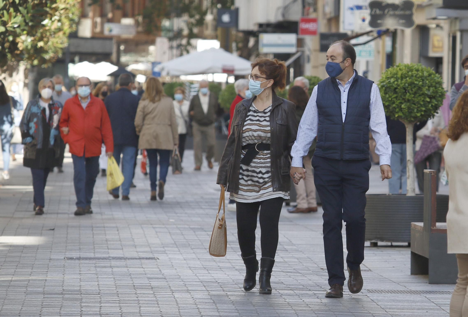 Personas caminan por la calle Cruz Conde.