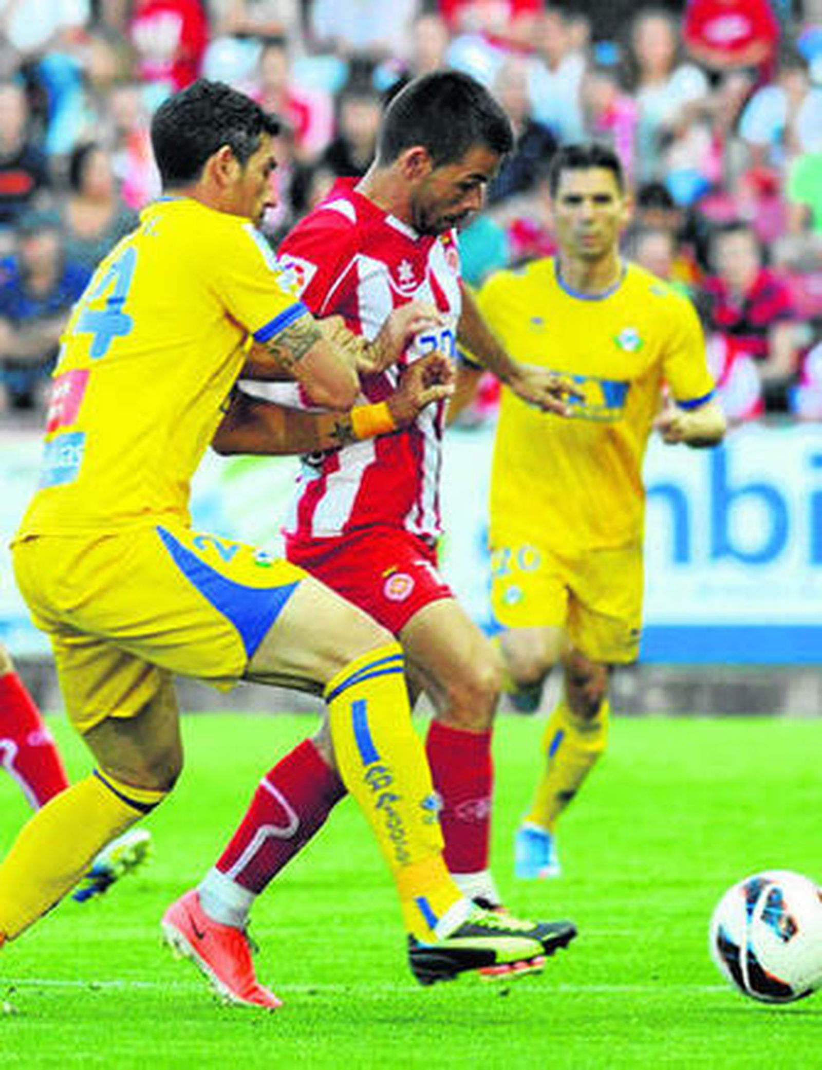Felipe Sanchón trata de avanzar ante la oposición del jugador del Alcorcón Nagore.