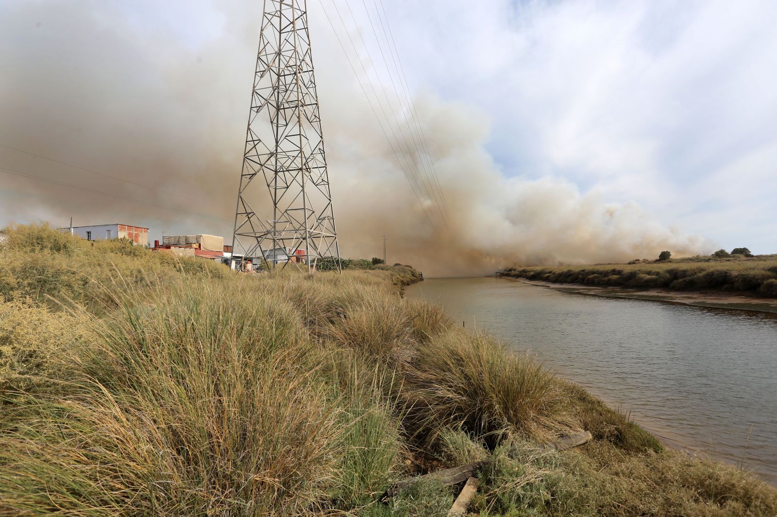 Imágenes del incendio declarado en marismas del Odiel