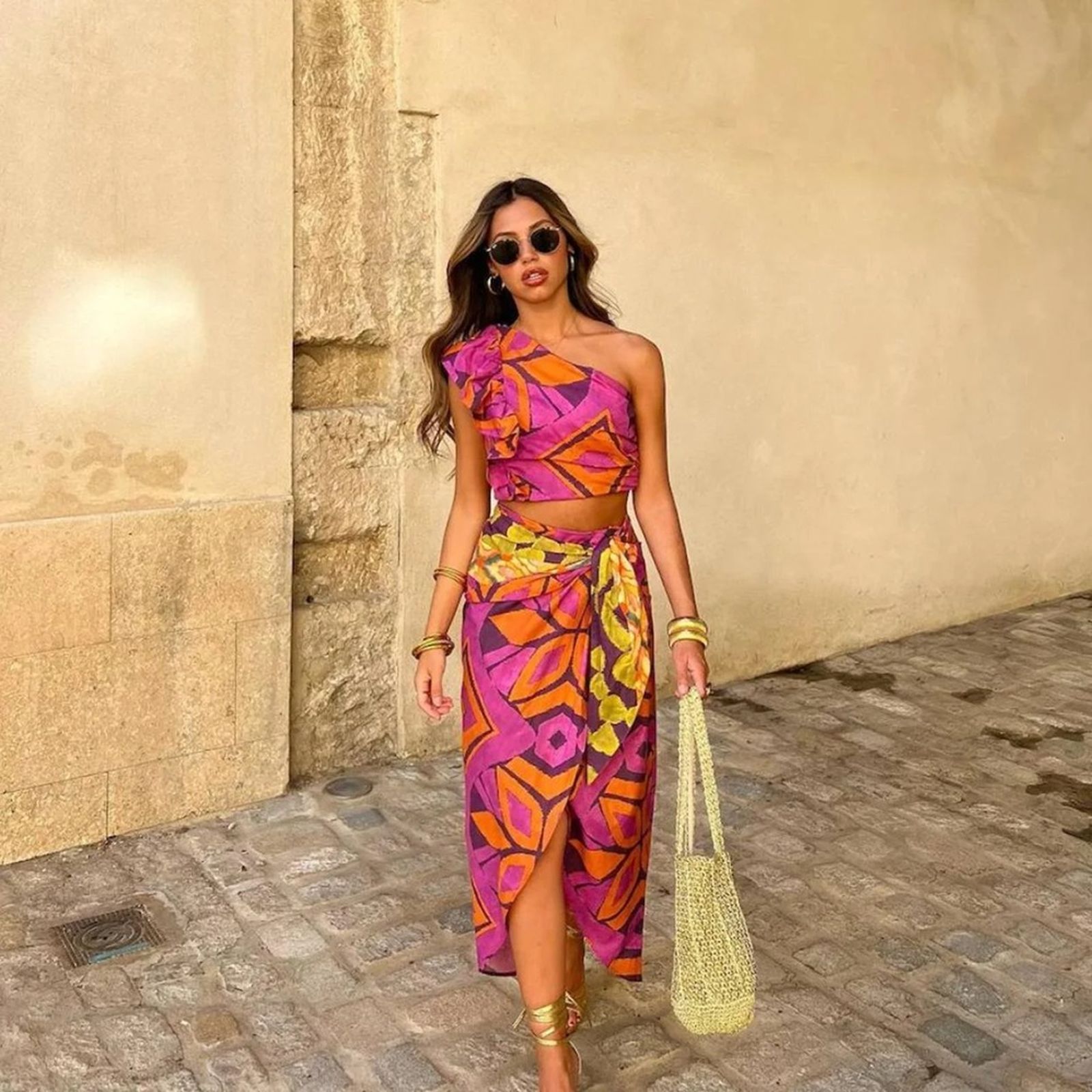 Cuando son piezas coordinadas, el look con falda pareo adquiere un punto estival muy favorecedor.