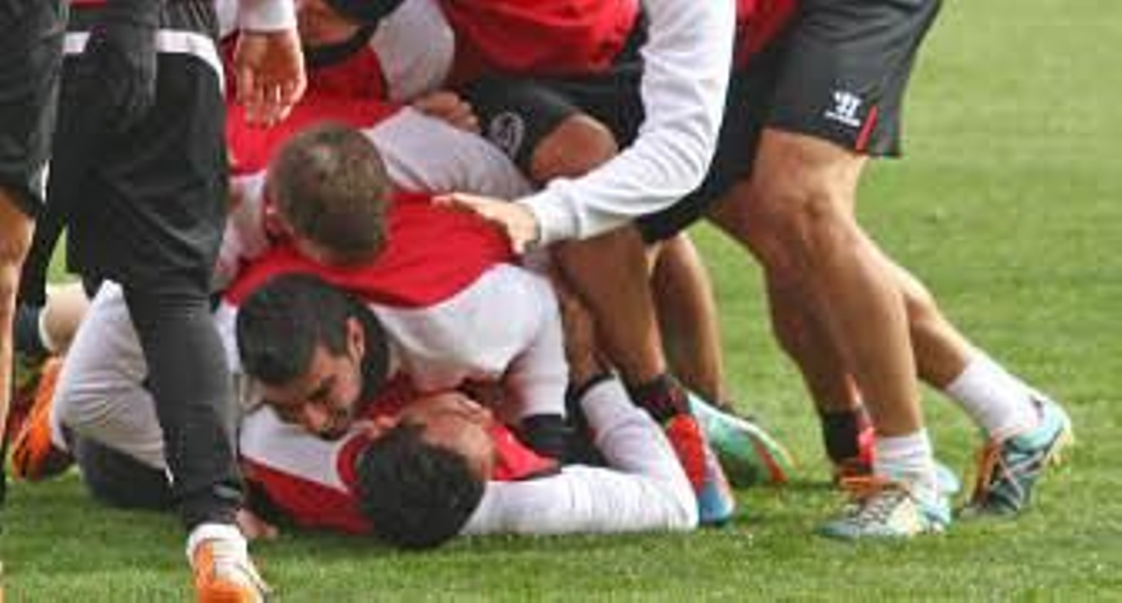 Buen ambiente escenificado en una piña con Reyes, Alberto Moreno, Rakitic y Carriço sobre Bacca. / Belén Vargas