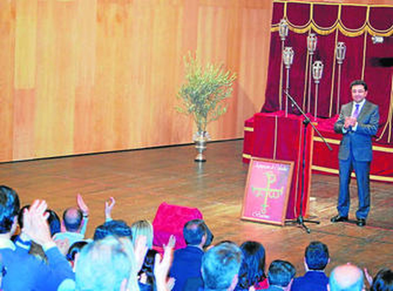 El público aplaude a Rojano en el Teatro Liceo de Baena.
