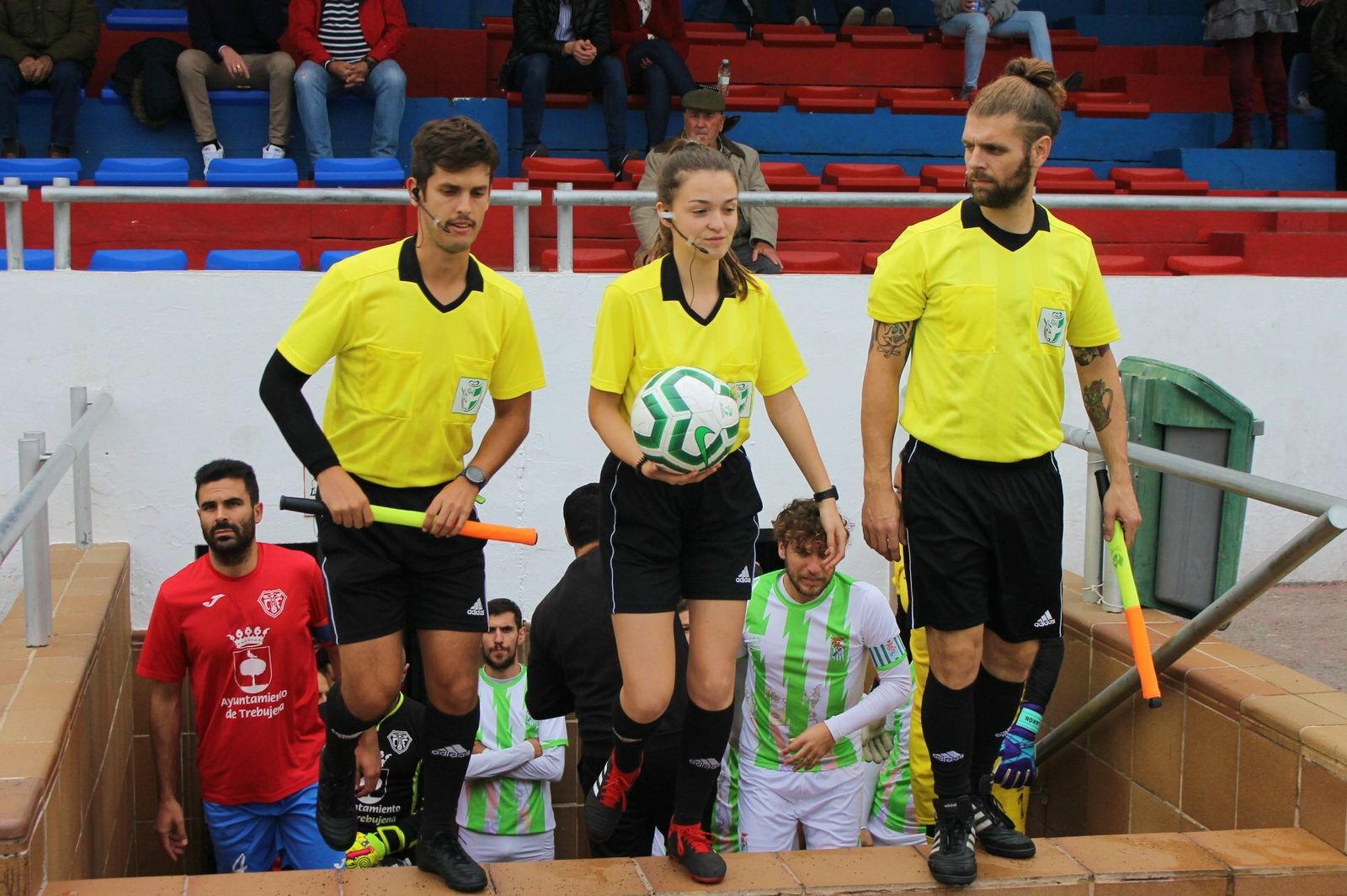 Zoila González salta al Antonio Temblador junto a sus asistentes.