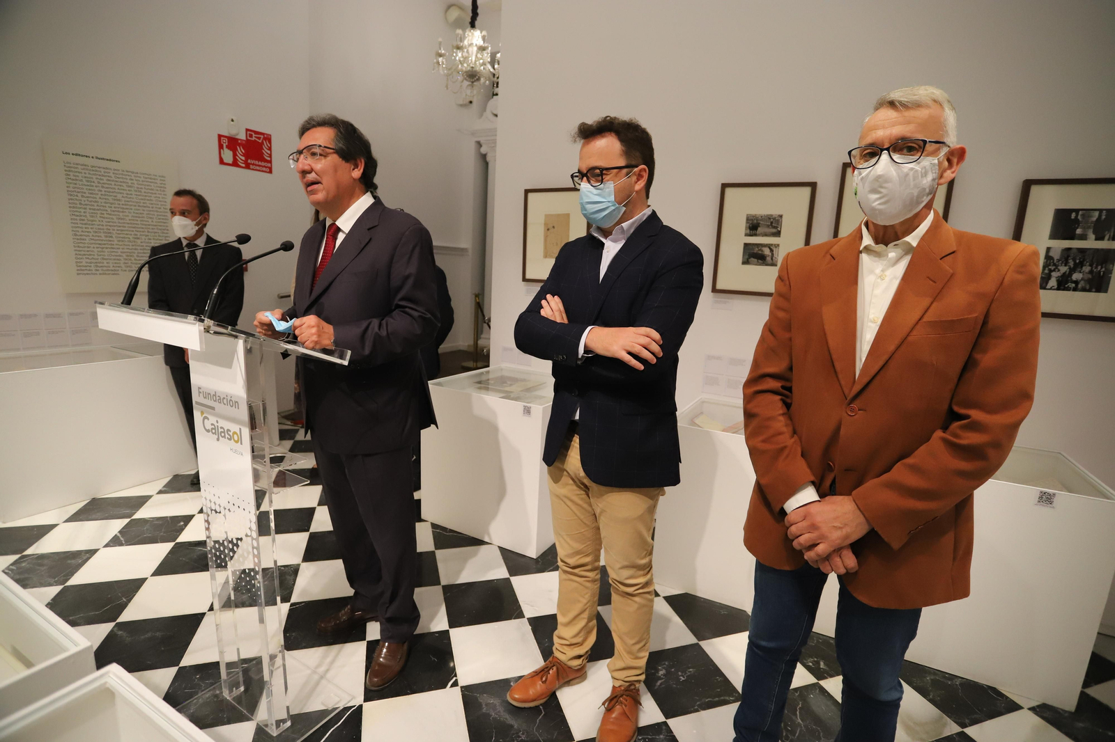Las imágenes de la inauguración de la exposición 'Los Nuestros. Un puente de palabras'en el Comercial