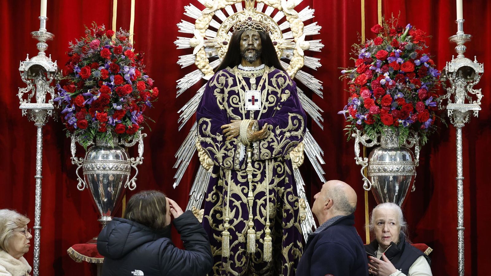 La imagen de Jesús de Medinaceli en su altar exornado por su veneración en el primer viernes de marzo