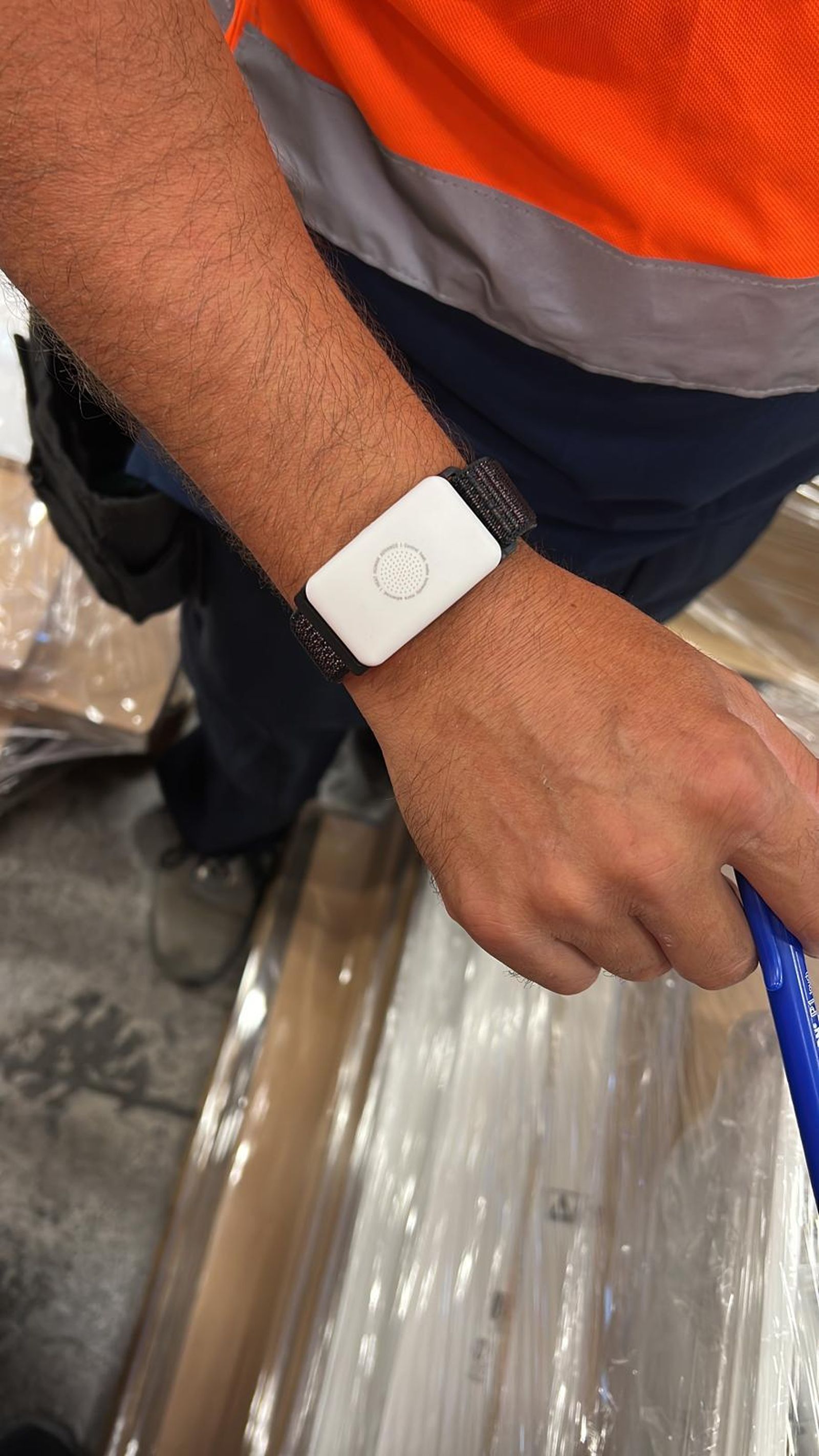 Detalle de la pulsera en uno de los trabajadores de Clece.