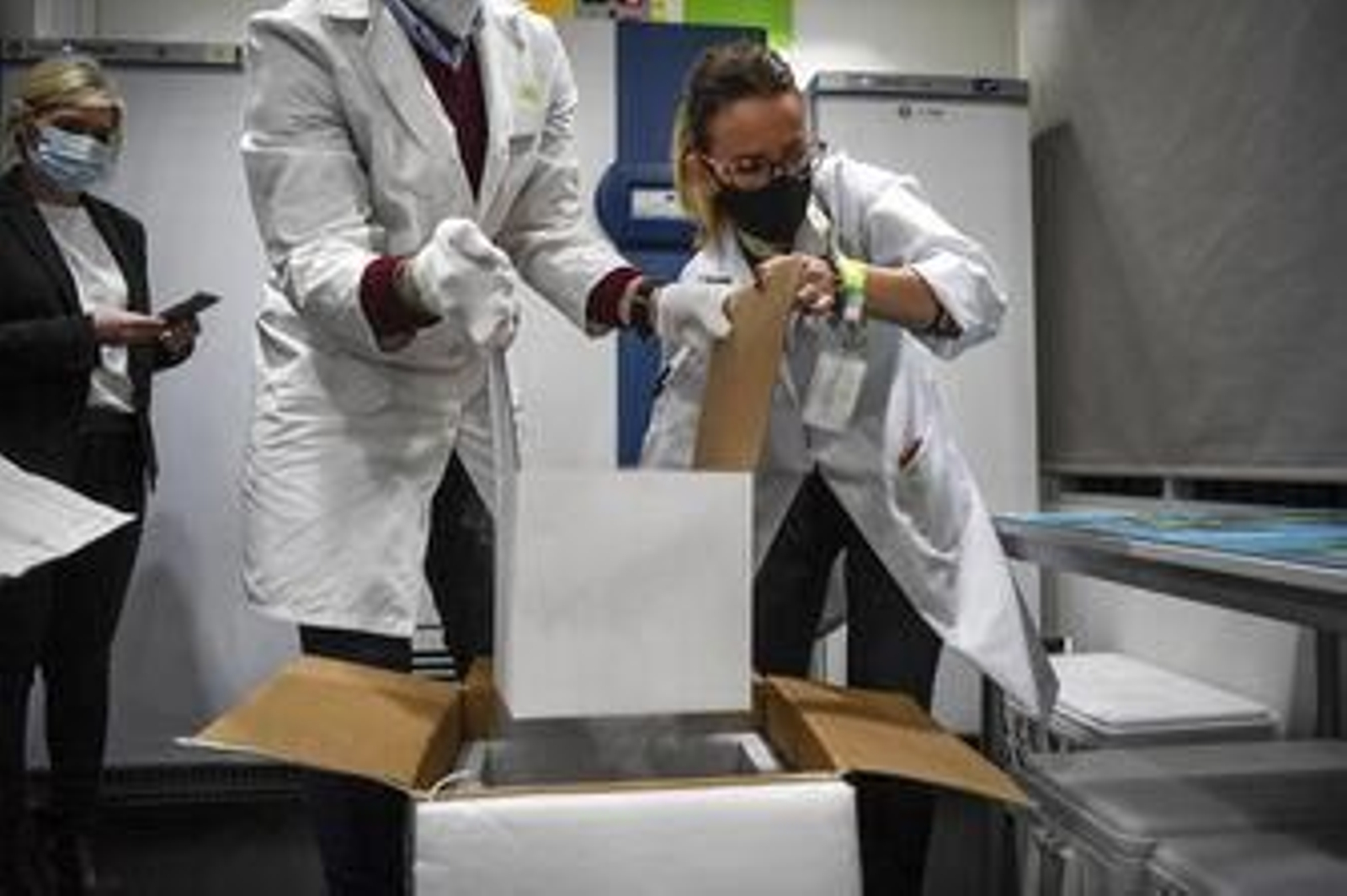 Fotos: Así ha sido la llegada de la mayor partida de vacunas a Granada  de Pfizer, AstraZeneca y Moderna