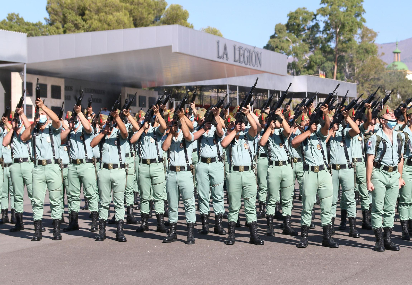 Fotogalería de la ministra de Defensa, Margarita Robles, a La Legión
