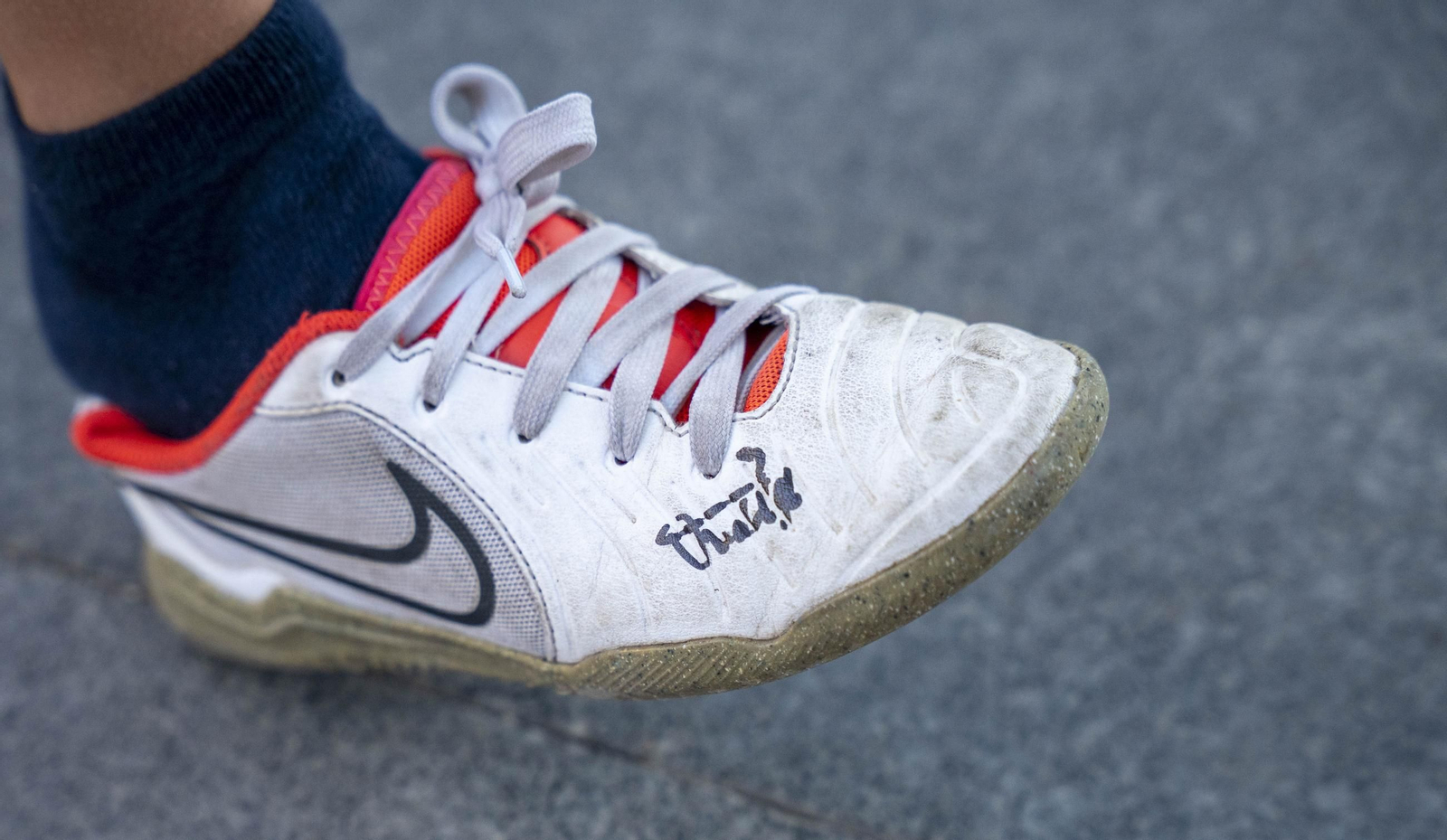 Los jugadores de la UDA Thalys y Andrés firman autógrafos