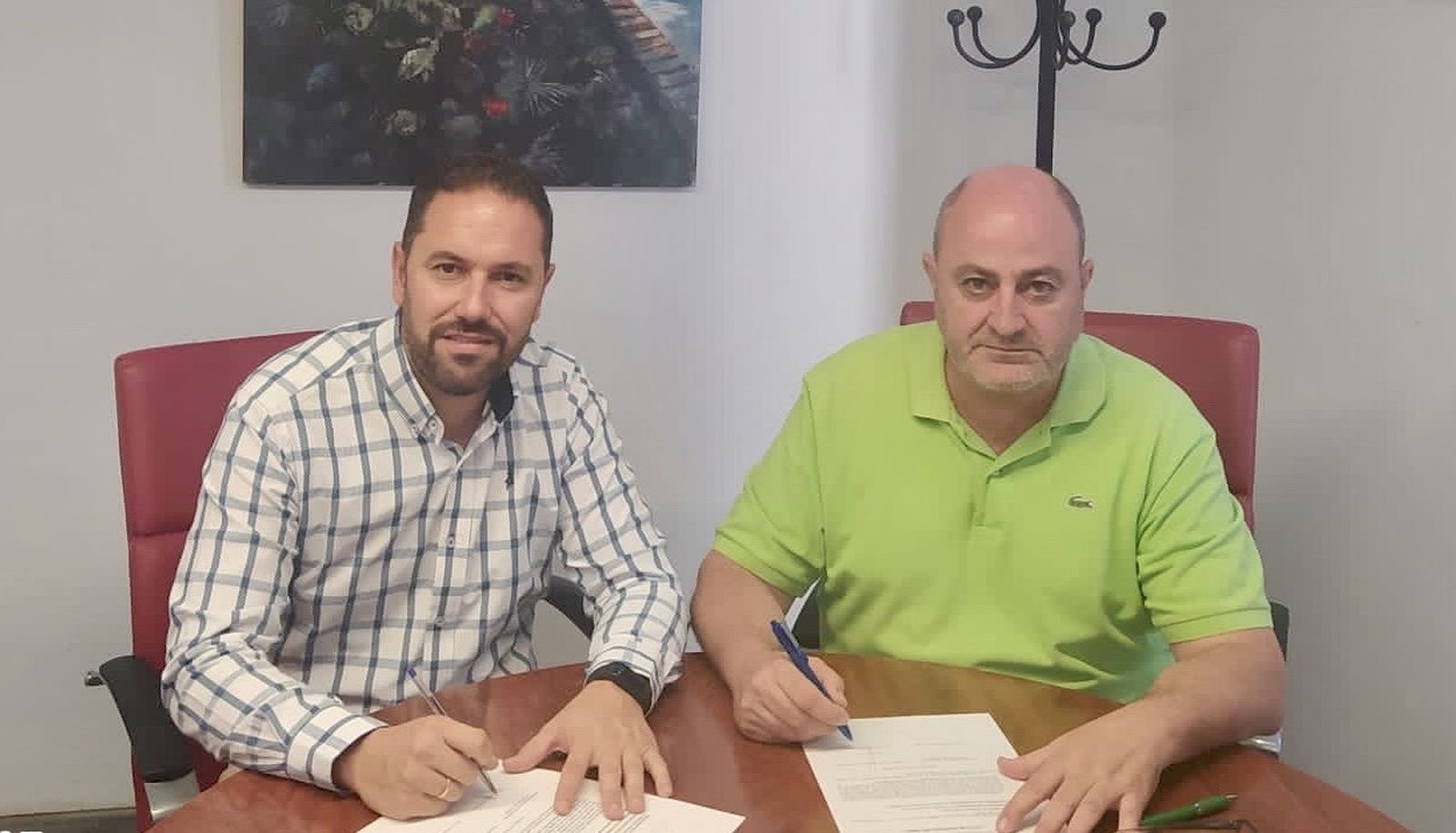 Manuel Olmo ha hecho entrega de una primera intervención al alcalde del municipio.