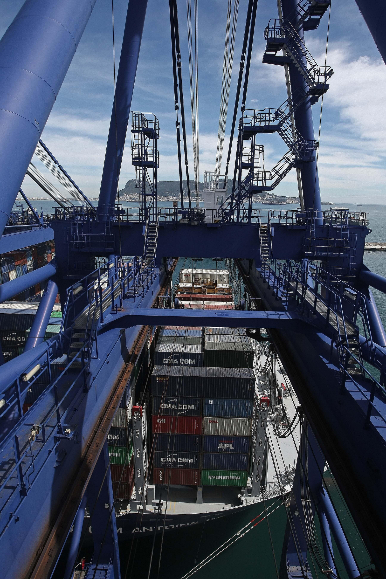 Descarga de contenedores desde una grúa en TTI Algeciras. Descarga de contenedores desde una grúa en TTI Algeciras.