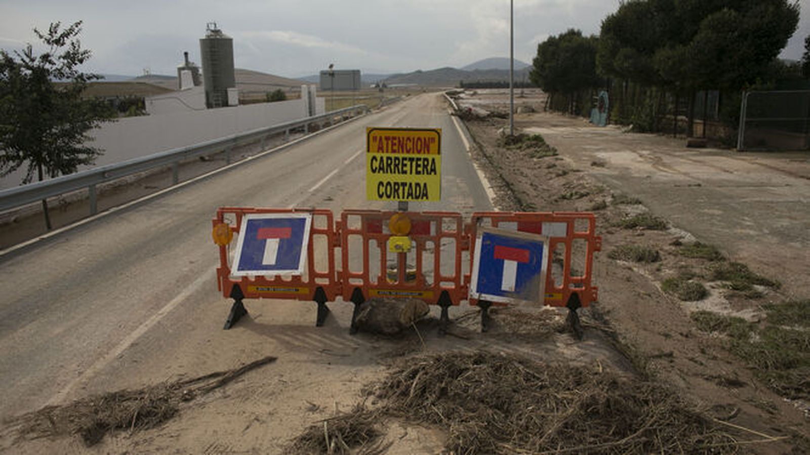 La carretera Campillos-Teba cortada tras las inundaciones de octubre de 2018.