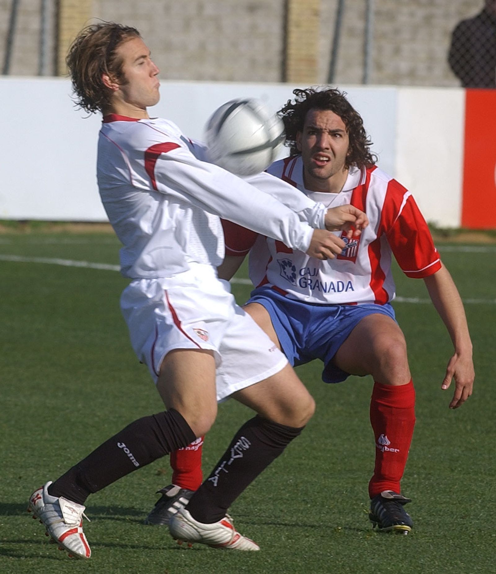 Diego Capel controla un balón con el pecho en un partido de su etapa en la cantera del Sevilla.