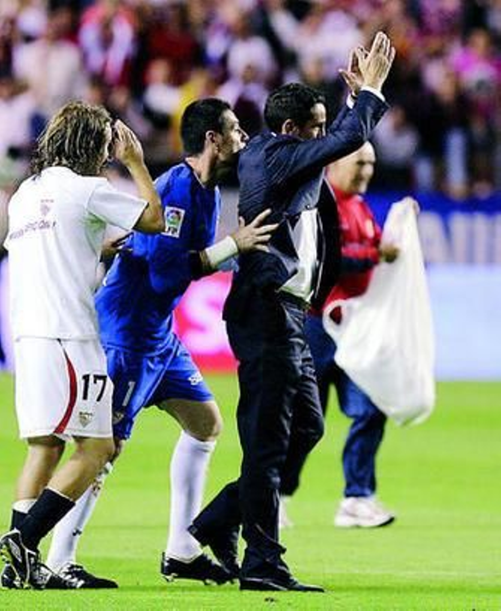 Palop empuja a un emocionado Jiménez hacia el campo casi obligándolo a saludar a la afición.