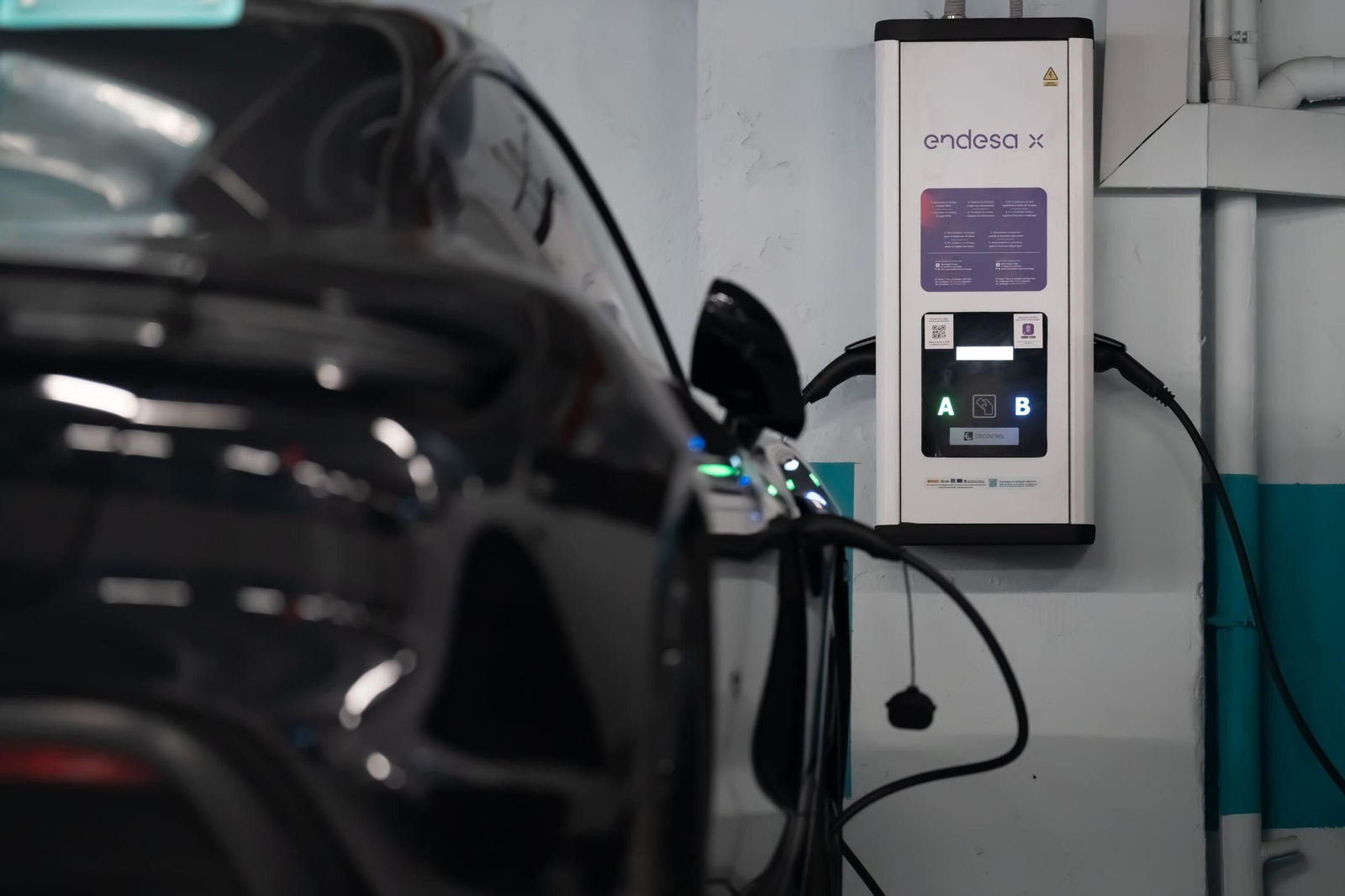 Un coche eléctrico regargando en un garaje.