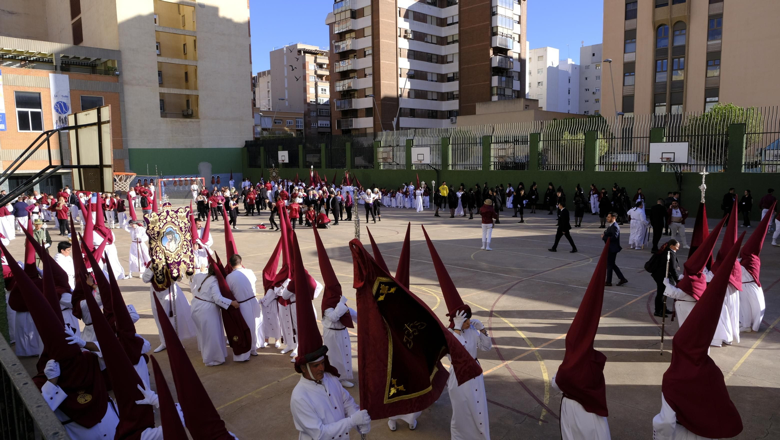 Coronación desaría al viento en su estación de Penitencia