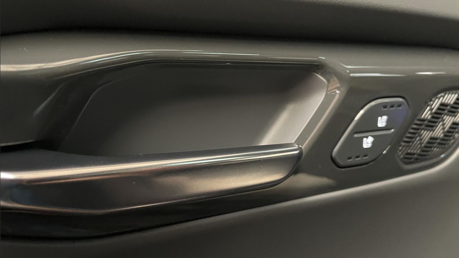 El ajuste y los materiales admiten pocas pegas. Si nos hubiese gustado que los tiradores de las puertas fuesen lo que parecen, metálicos en lugar de hechos en plástico.