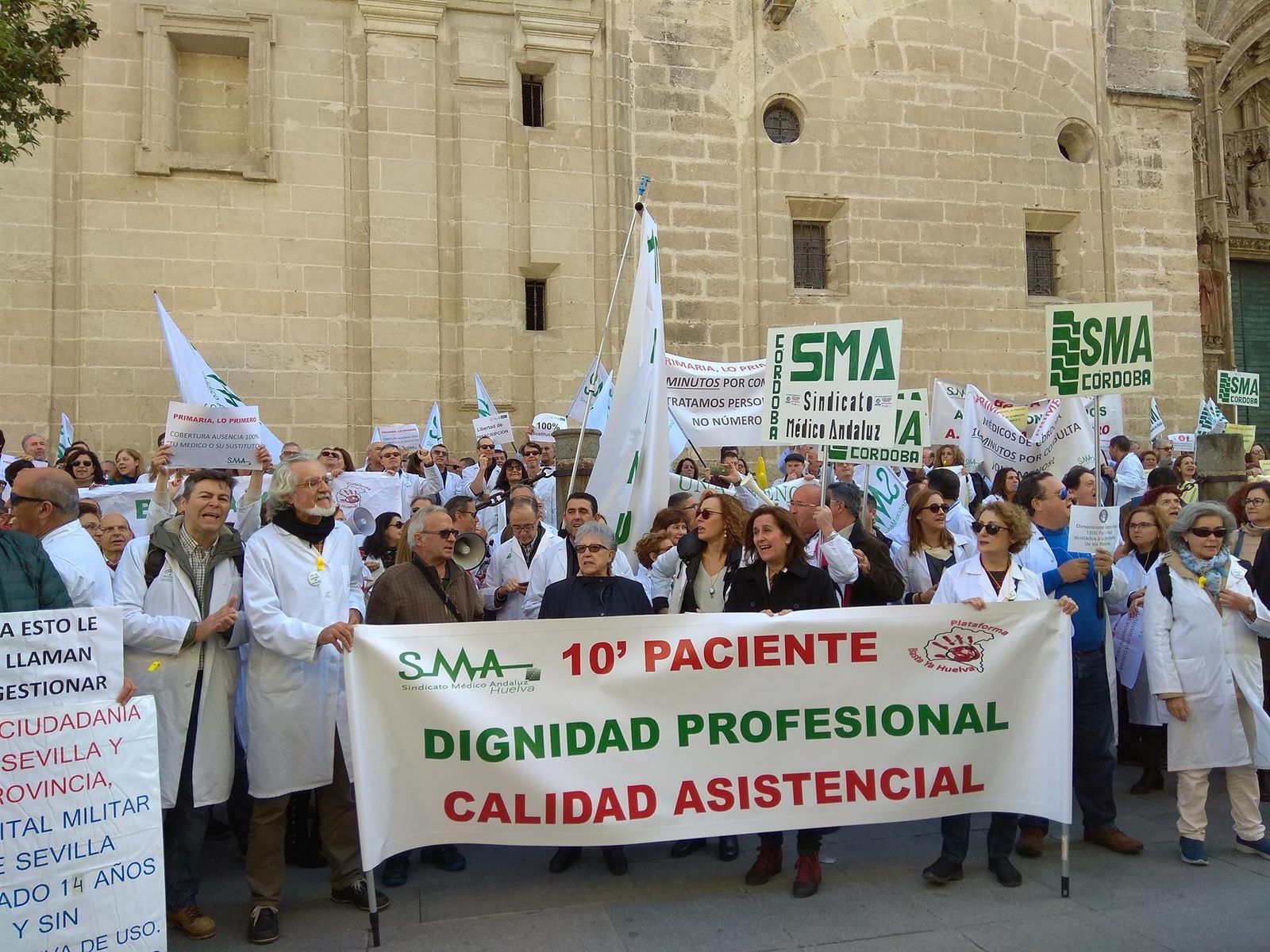 Médicos andaluces durante una reciente protesta ante el SAS.