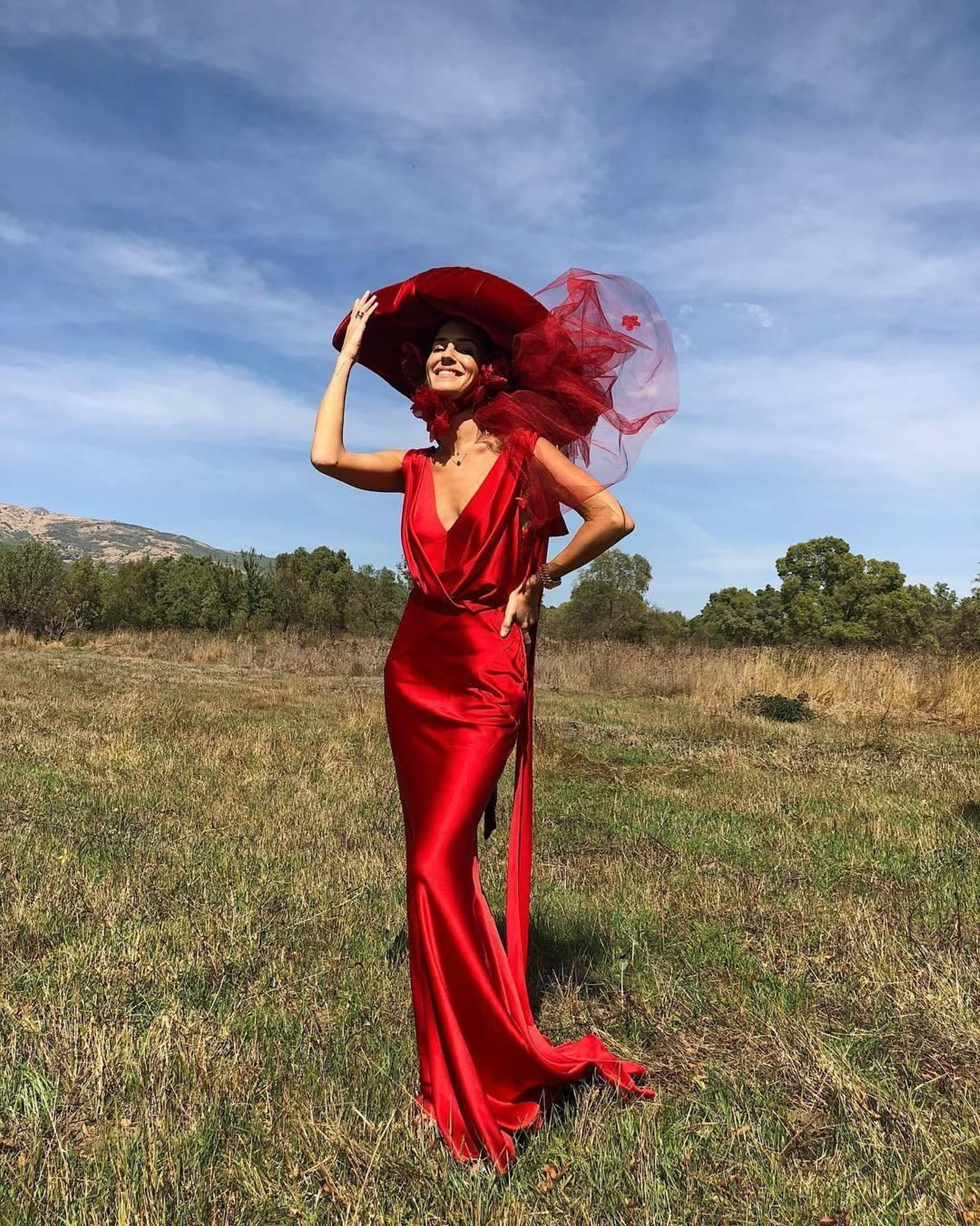 Gala González con vestido rojo de Alberta Ferreti y sombrero de Betto García. Instagram. Gala González con vestido rojo de Alberta Ferreti y sombrero de Betto García. Instagram.