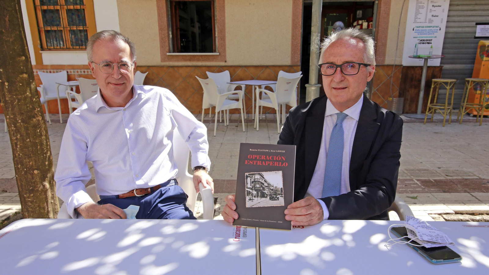 Ramón Clavijo  y José López, con uno de los libros de la saga.