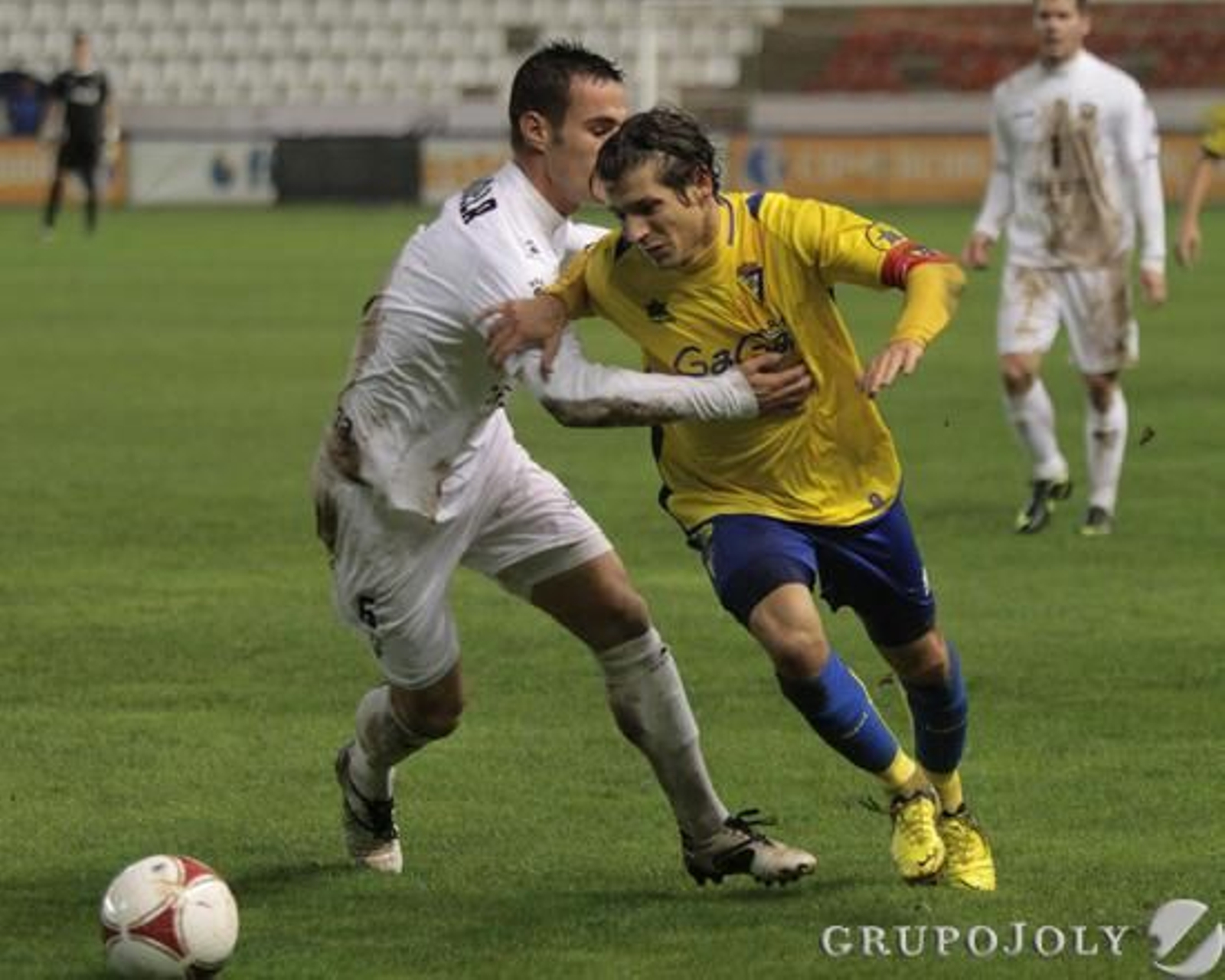 Pablo intenta marcharse de su marcador. 

Foto: LOF