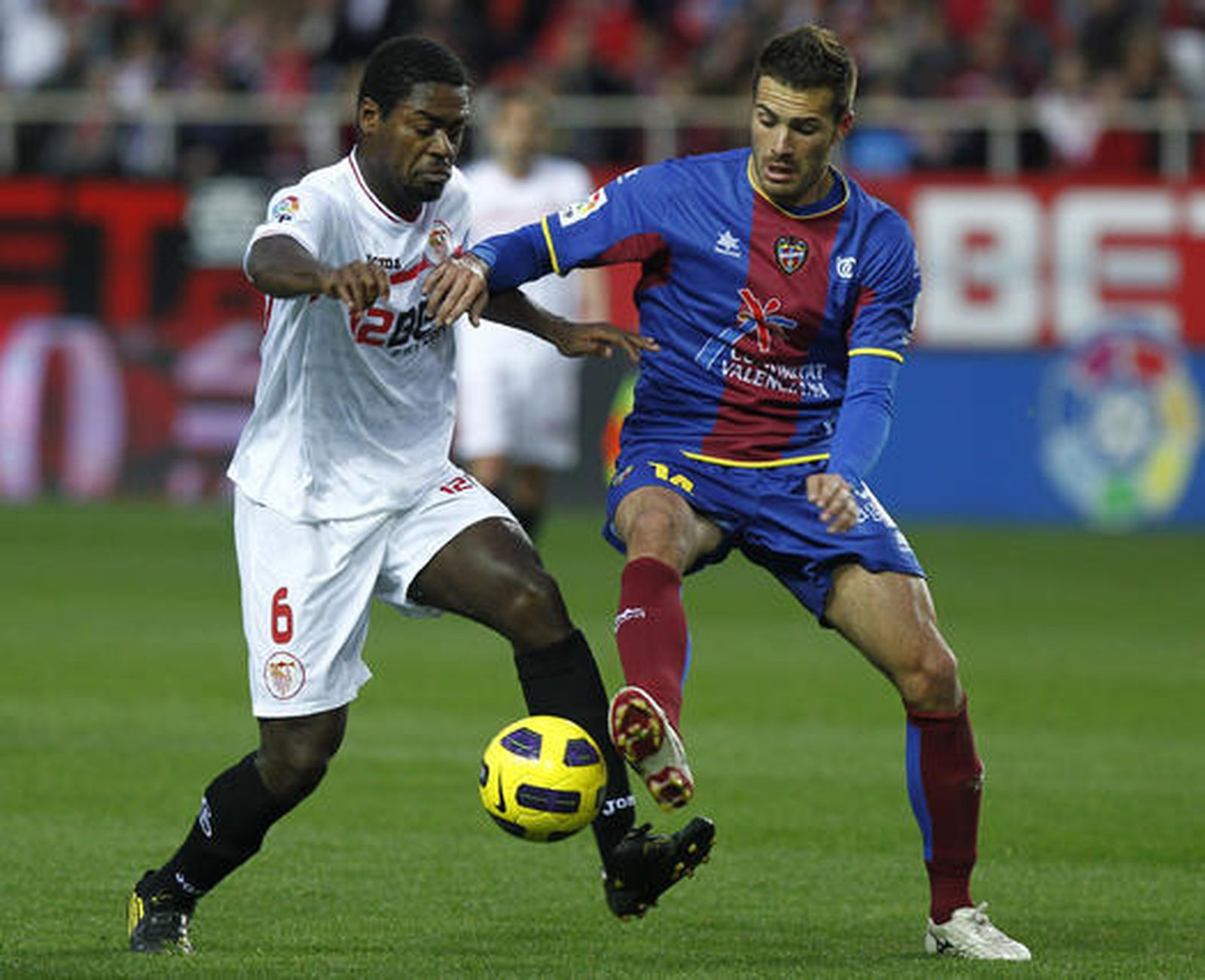 Romaric defendiendo el balón.  Foto: Antonio Pizarro