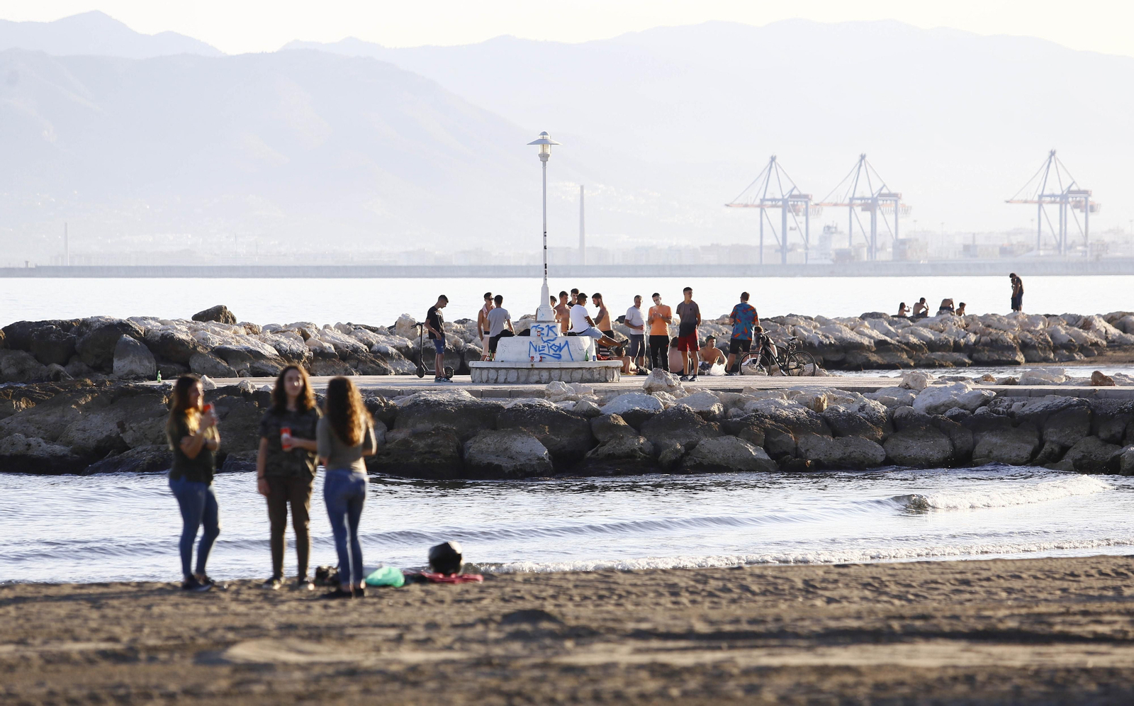 Pedregalejo por la tarde, en el primer día de la fase 1 de la desescalada en Málaga