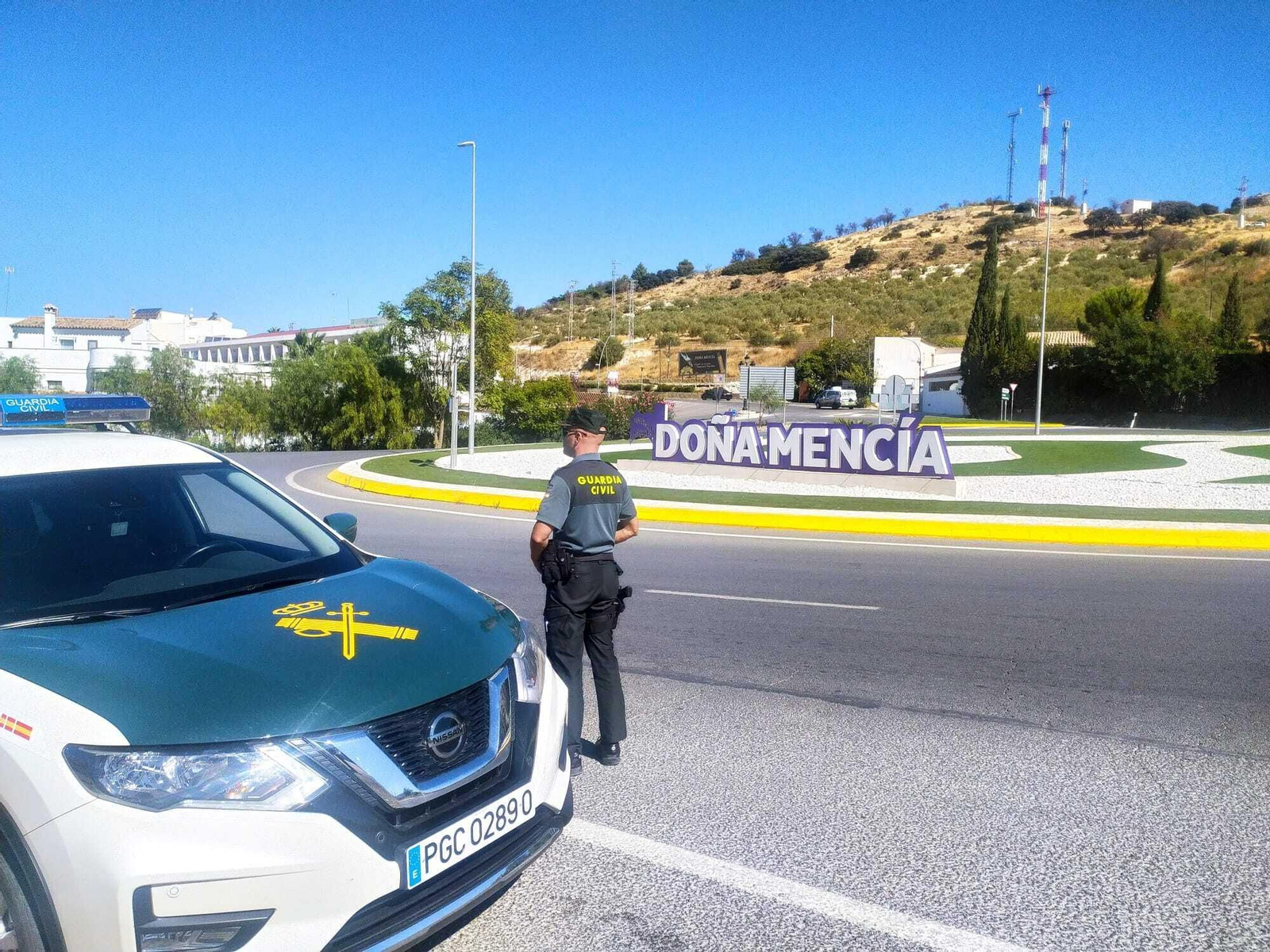Un coche patrulla de la Guardia Civil en la entrada de Doña Mencía.