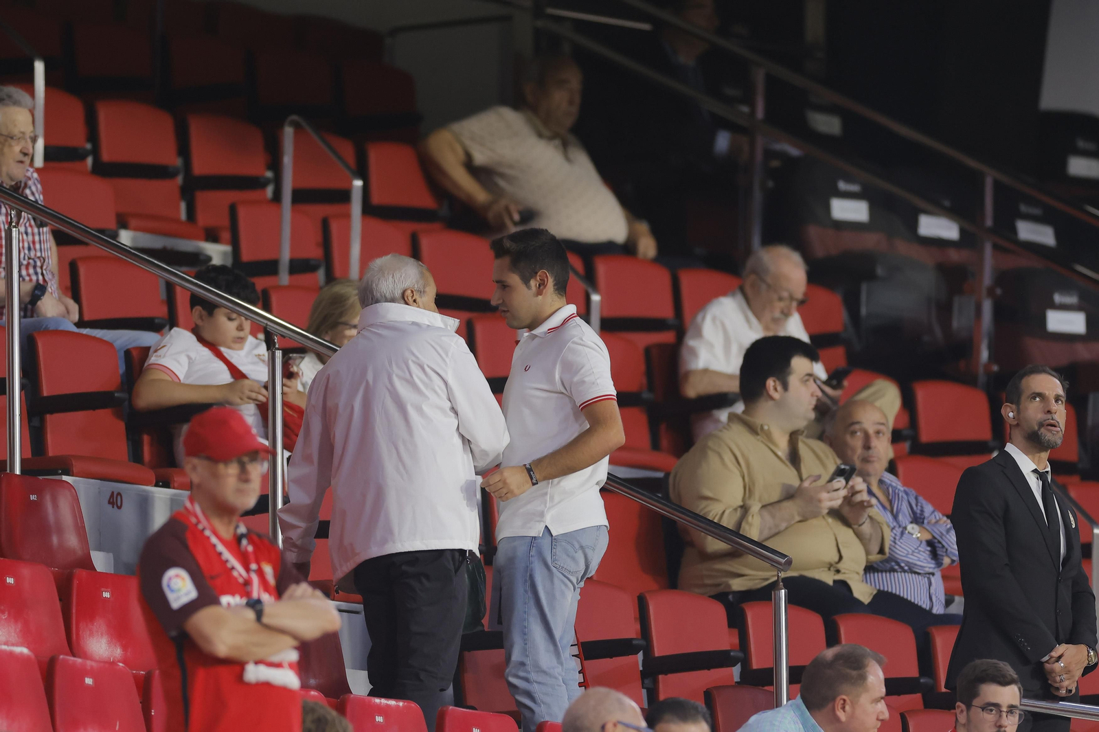 Búscate en las fotos del Sevilla-Lens