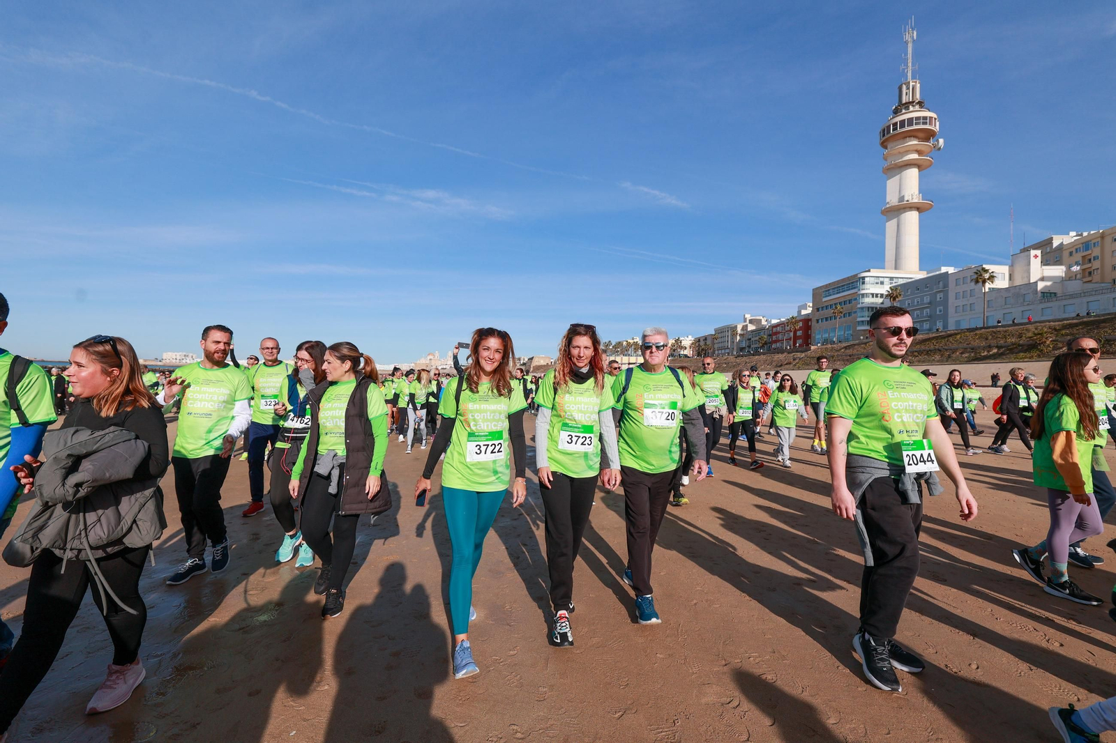 Búscate en las fotos de la XI Carrera en Marcha Contra el Cáncer de Cádiz