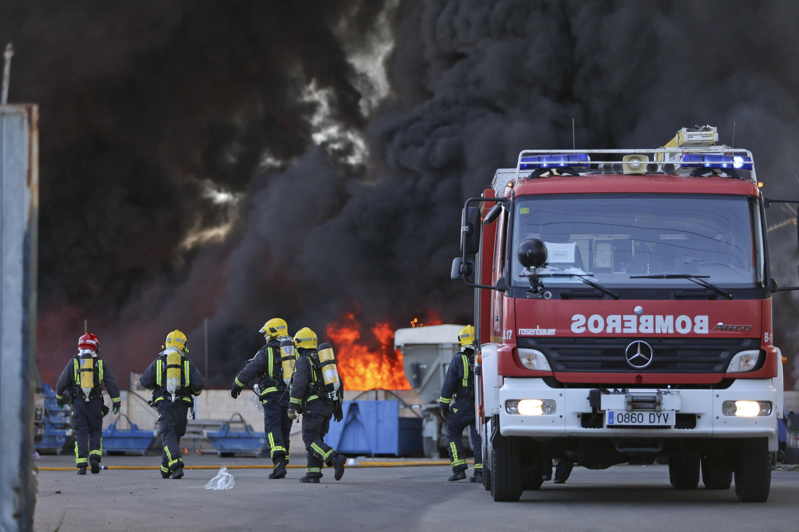El incendio en el polígono Guadalhorce de Málaga, en fotos