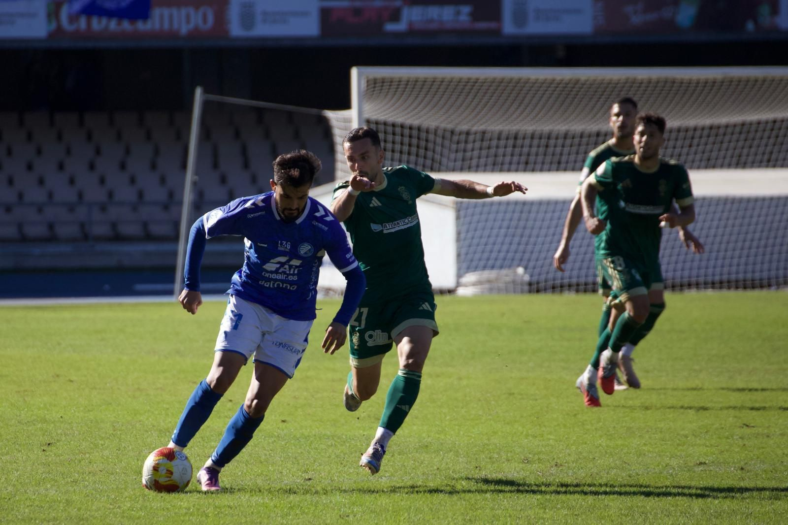 Alberto López presiona a Julen Ekiza.