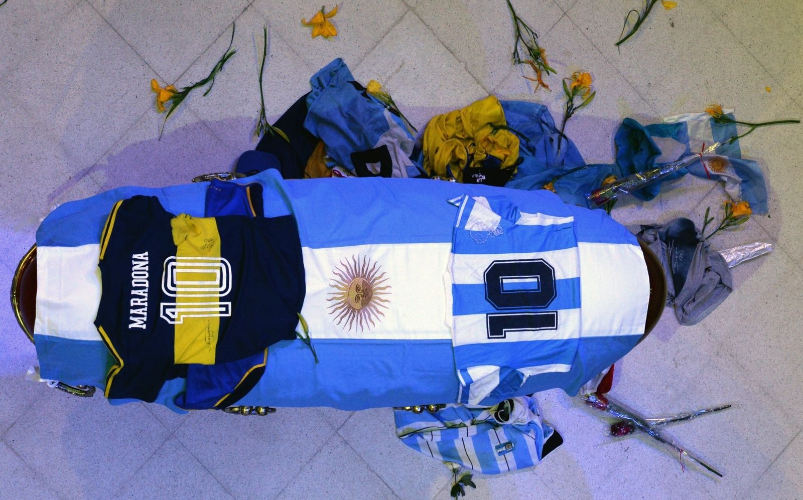 El ataúd de Maradona, en su capilla ardiente.