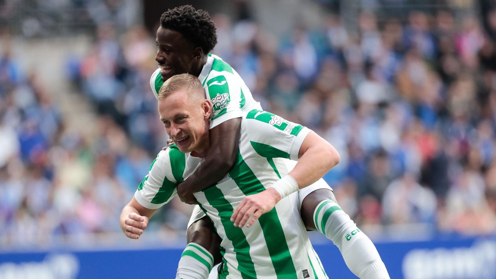 Adilson Mendes abraza a Obolskii tras el gol del ariete ruso en el Oviedo - Córdoba CF. Adilson Mendes abraza a Obolskii tras el gol del ariete ruso en el Oviedo - Córdoba CF.