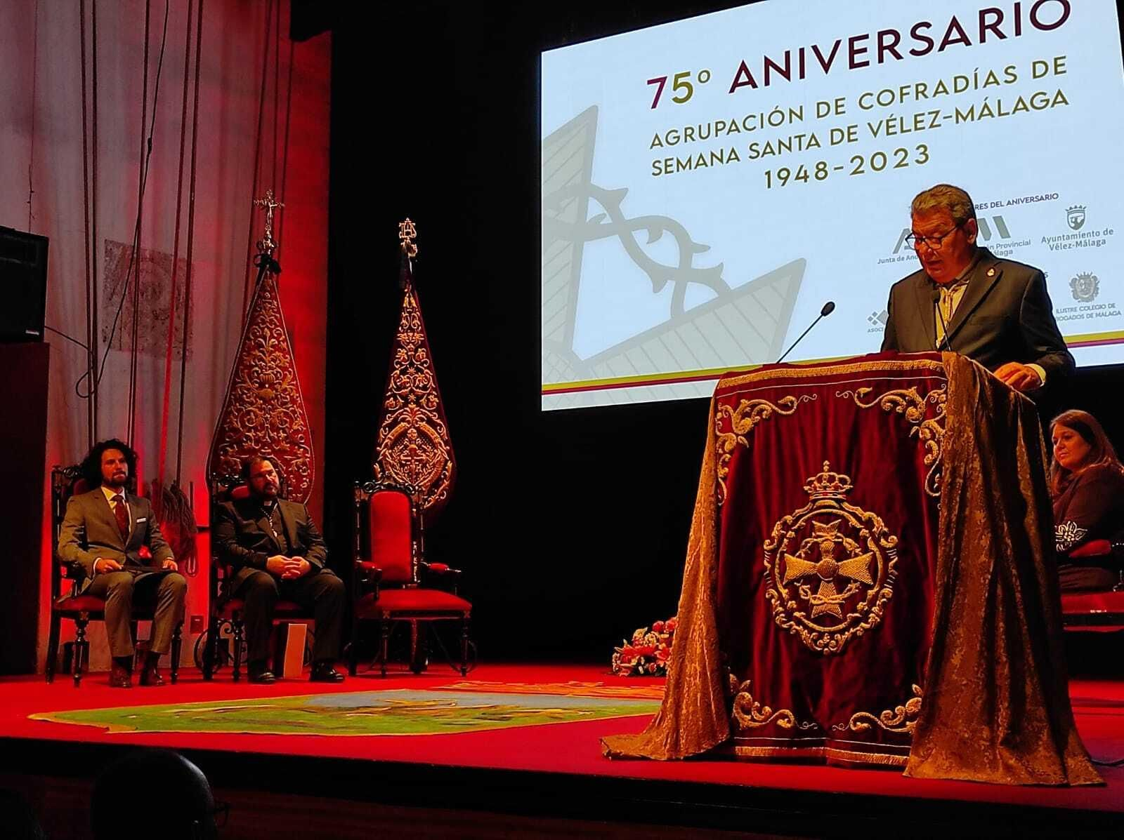 El presidente de la Agrupación de Cofradías de Semana Santa de Vélez - Málaga en la presentación de los actos del 75 Aniversario El presidente de la Agrupación de Cofradías de Semana Santa de Vélez - Málaga en la presentación de los actos del 75 Aniversario