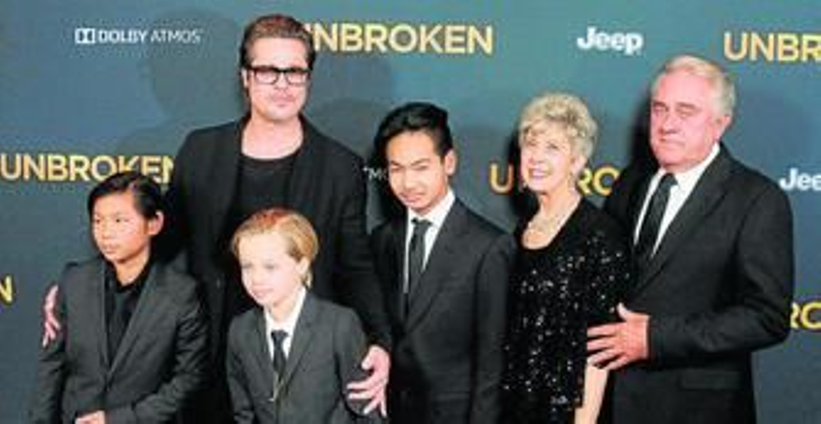 Brad Pitt acompañado de sus hijos Maddoz, Pax y Shiloh, así como de sus padres William y Jane.