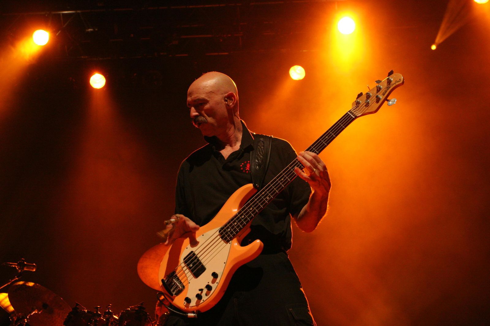 Tony Levin (Boston, 1946), en un concierto, al bajo, con sus 'Funk Fingers'.