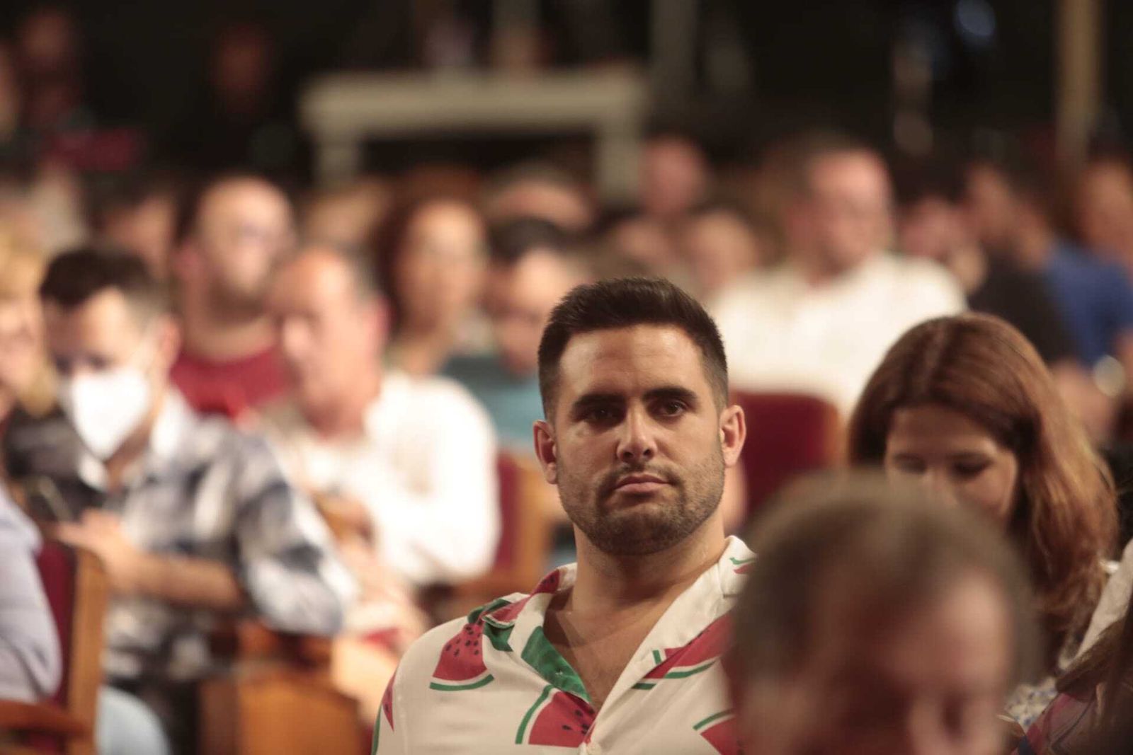 El ambiente en el teatro durante la sesión.
