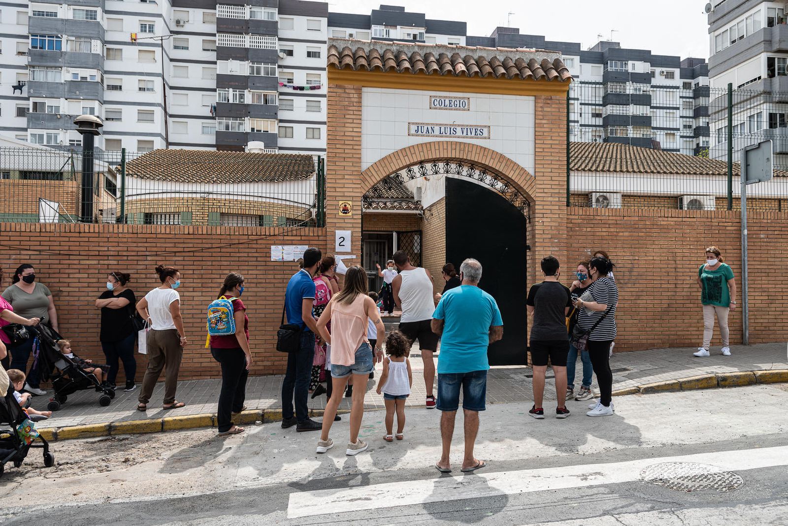 Una de las primeras imágenes del curso: padres en la puerta que guardan distancia.