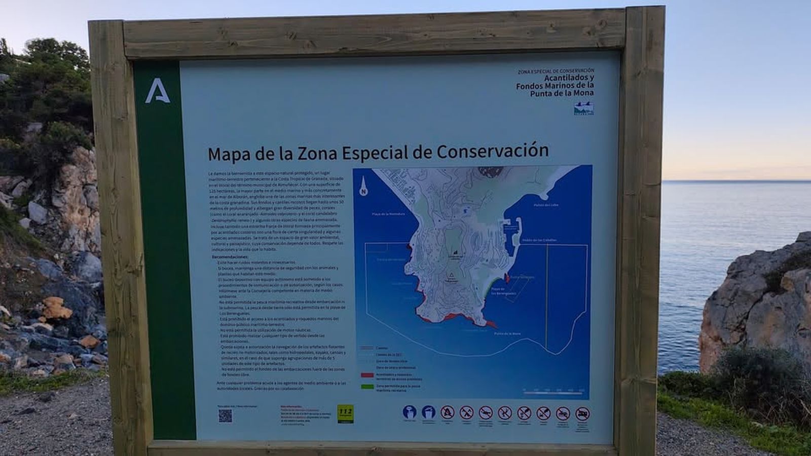 Un cartel alerta en la Punta de la Mona que es una Zona Especial de Conservación