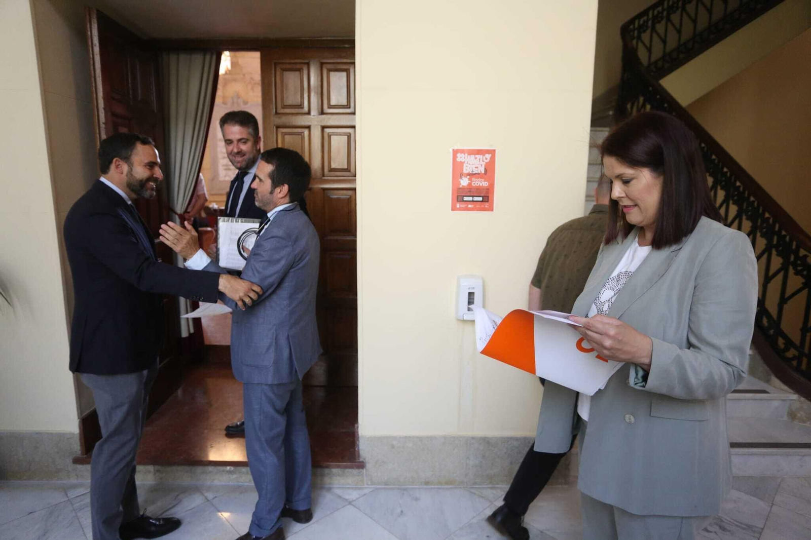 Dani Pérez (izquierda) y Jacobo Florido (derecha) dialogan antes del Pleno en presencia de Carlos Conde.