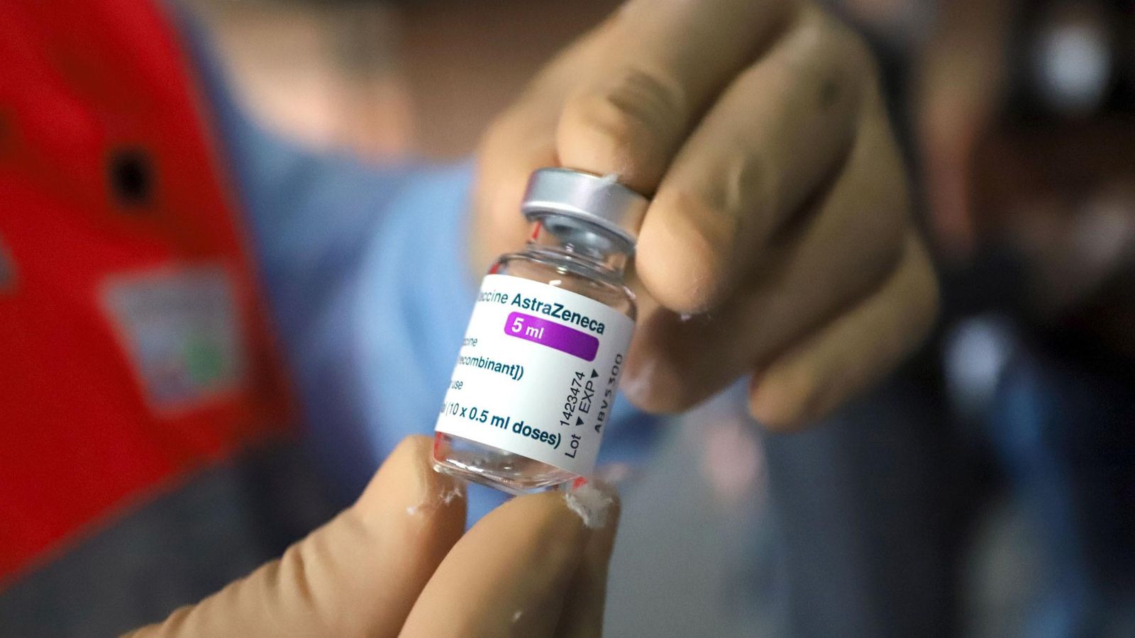 Vial de AstraZeneca mostrado por un sanitario durante una jornada de vacunación en el Nuevo Colombino.