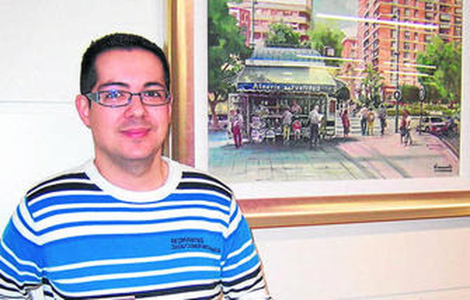 El escritor, en la redacción de 'Diario de Almería'.