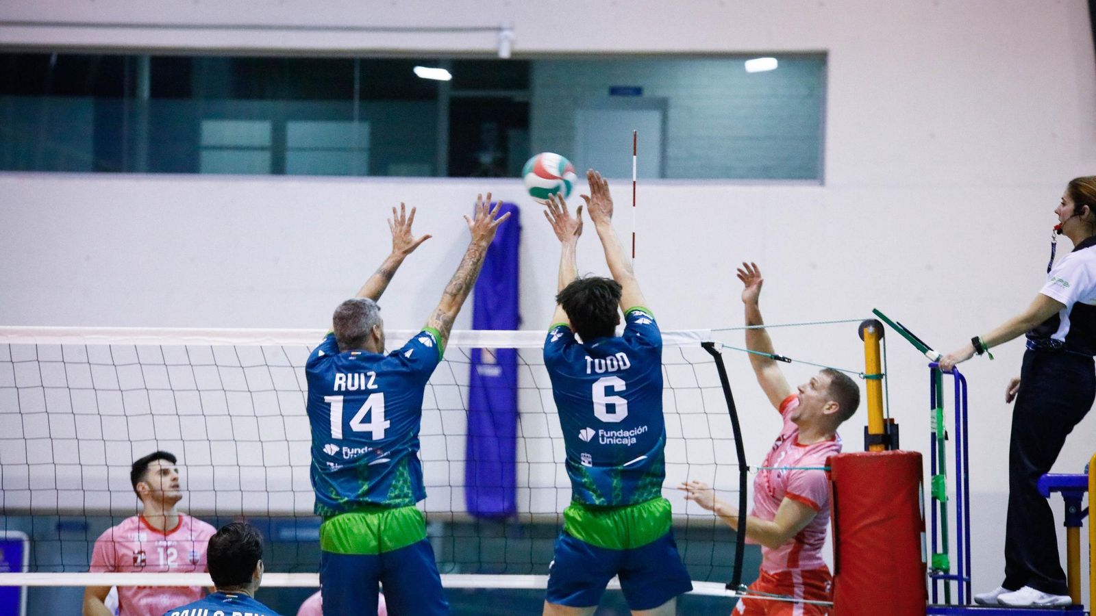 Borja Ruiz y Alaka'i Todd saltan para el bloqueo durante una acción del encuentro frente a los lucenses.