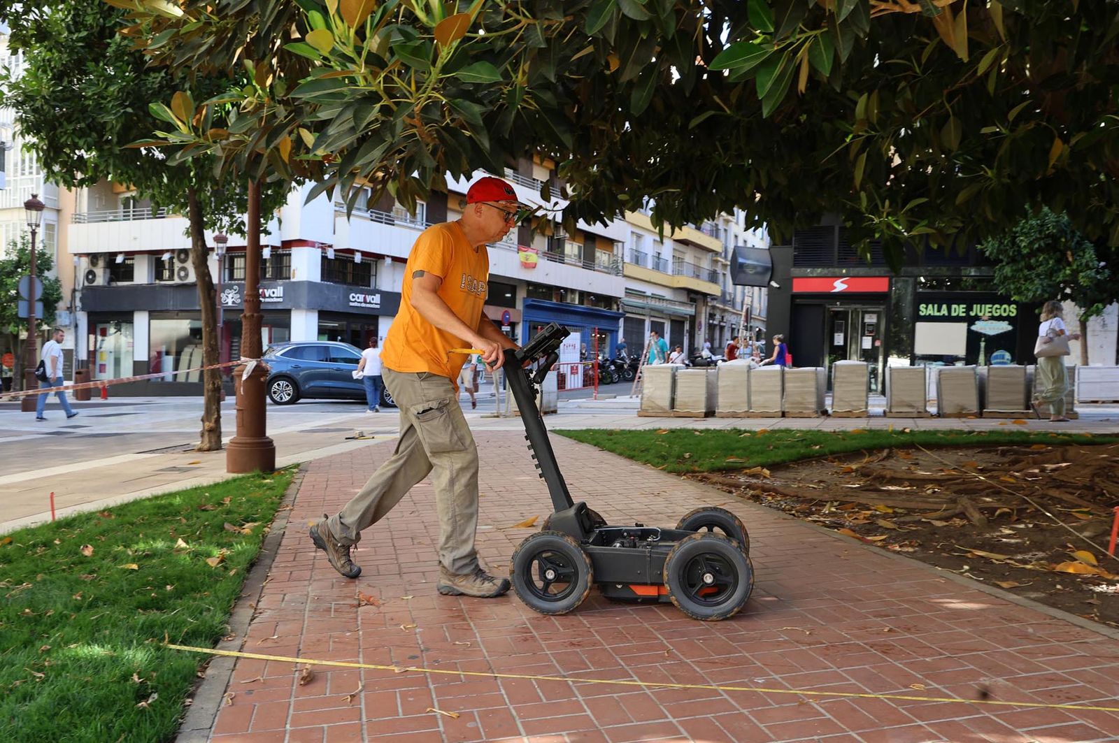 Imágenes de los trabajos para la prospección arqueológica geofísica, en la plaza Arqueológica