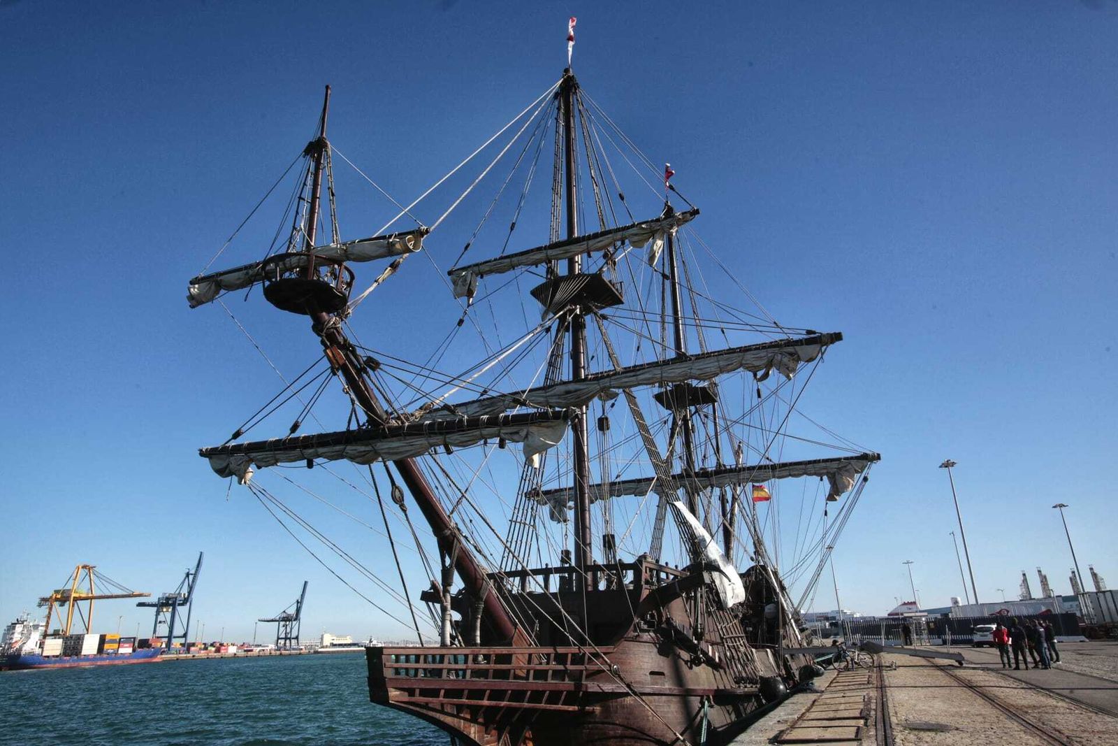 El Galeón Andalucía ya en el muelle de Cádiz-