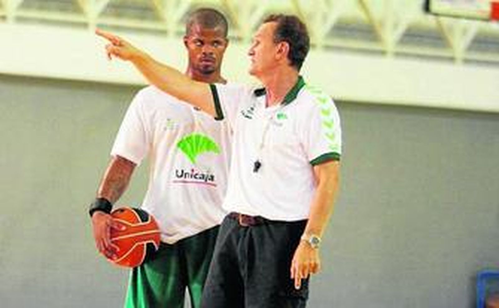 Aíto da instrucciones a Cook durante un entrenamiento.